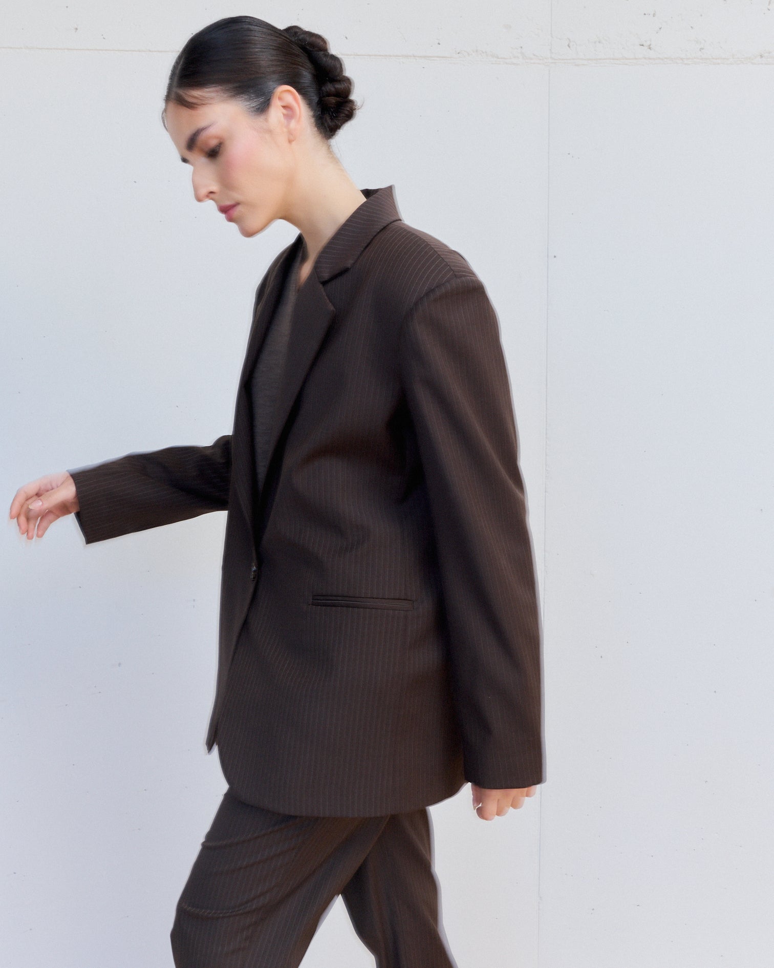 0008 Blazer Oversized Café con Líneas Blancas