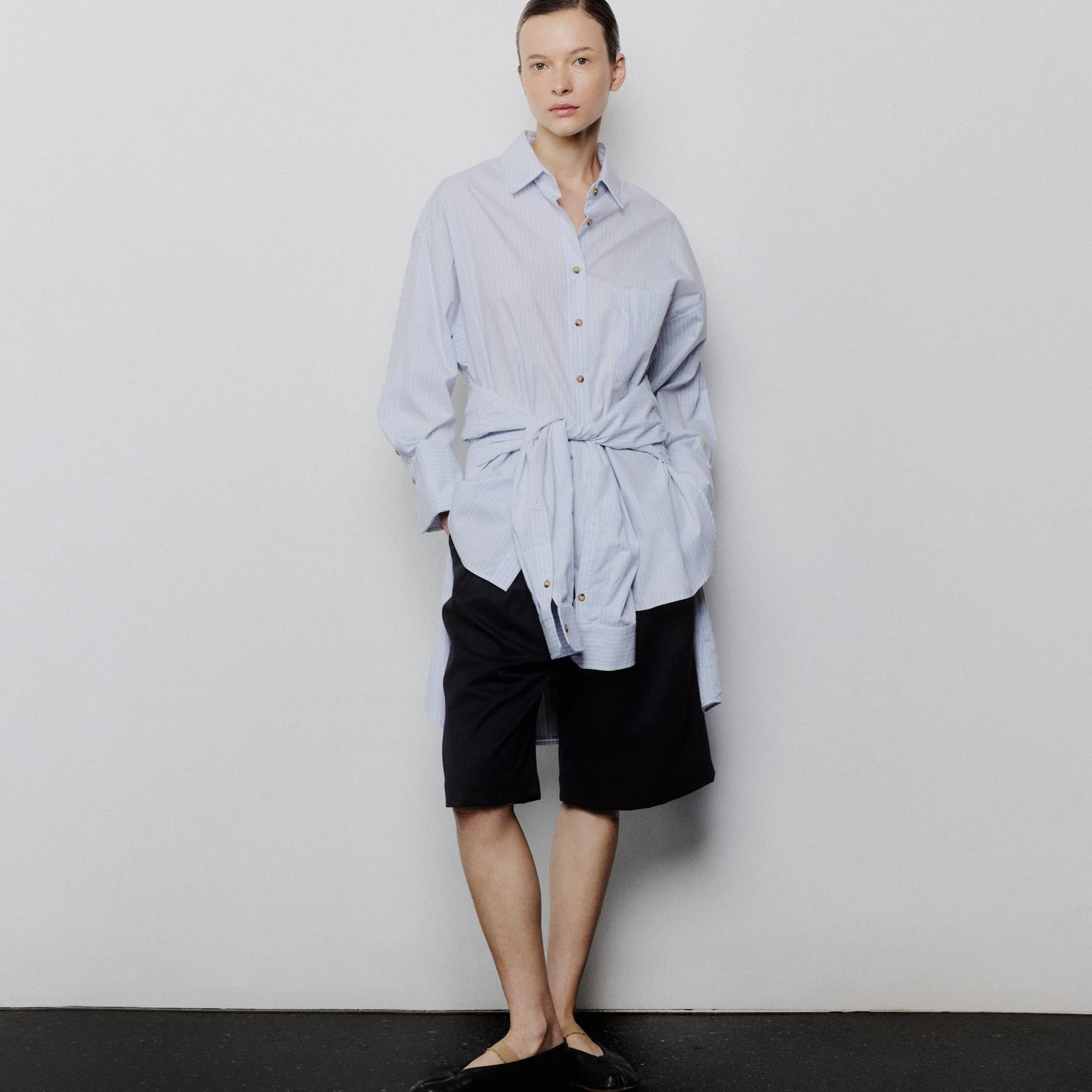 0017 Classic Shirt Celeste con Líneas Beige