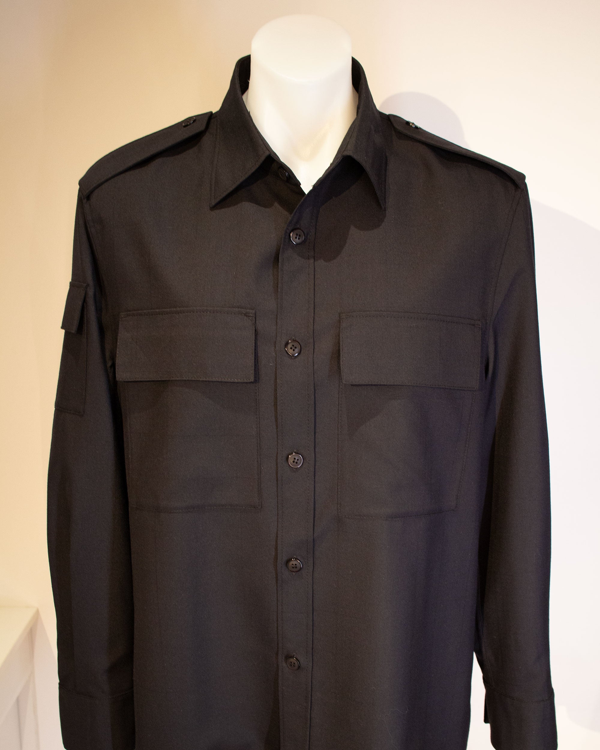 Sobre Camisa Negra Lana Liviana