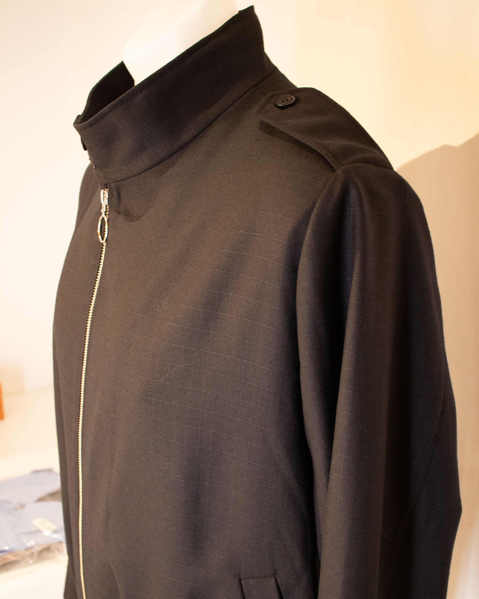 Bomber Negra Textura Liviana